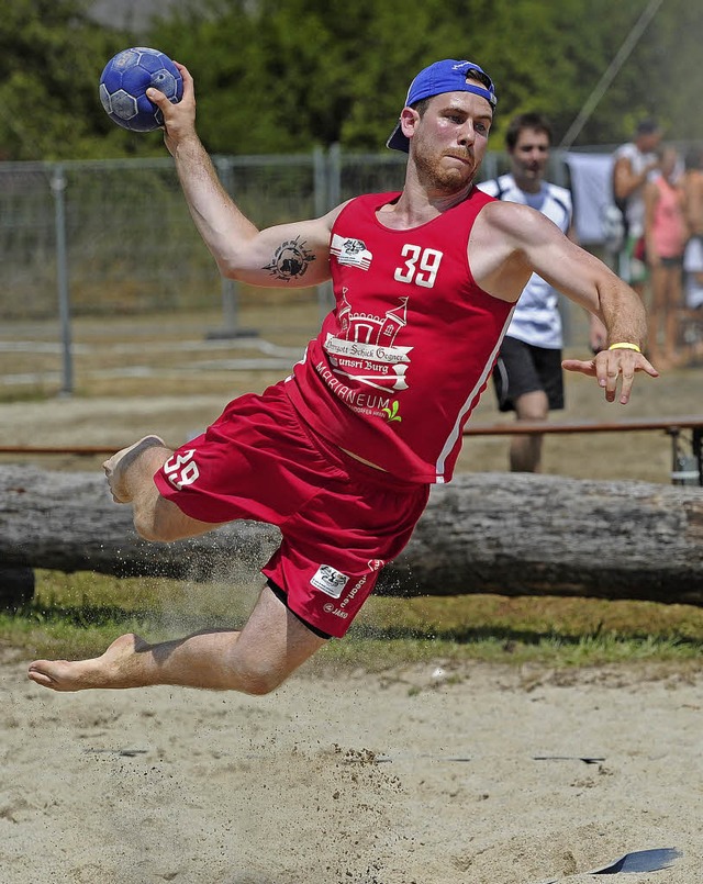 Abheben im sicheren Wissen auf eine weiche Landung: Auch das ist Beachhandball.   | Foto: Pressebro Schaller