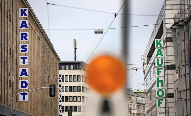 Rumlich sind sich Karstadt und Kaufho...en schon nahe, wie hier in Dsseldorf.  | Foto: dpa