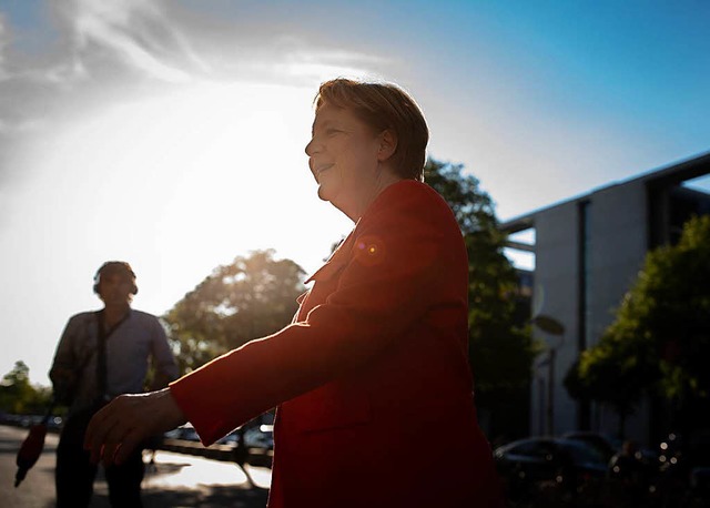 Noch bei Tageslicht kommt Bundeskanzle...gung gab es am spten Donnerstagabend.  | Foto: dpa