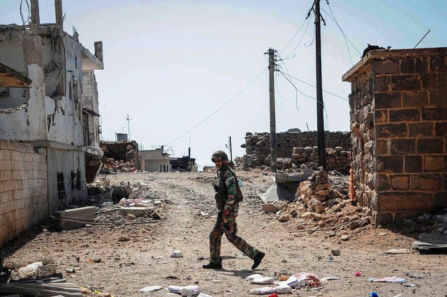 Syrien, Daraa, Kiheel: Ein Soldat der ...g von Kiheel durch den zerstrten Ort.  | Foto: dpa