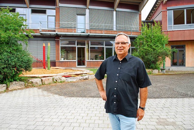 Jrgen Jaks vor der Waldorfschule in Stetten, die er mit aufgebaut hat.  | Foto: Thomas Loisl Mink