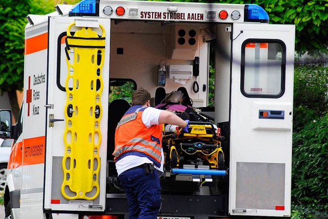 Der Rettungsdienst musste die verletzte Frau ins Krankenhaus bringen.  | Foto: bz