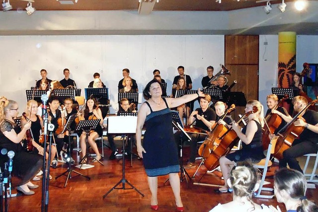 Das Orchester unter Leitung von Mechti...gte fr Stimmung im Scheffelgymnasium.  | Foto: Michael Gottstein