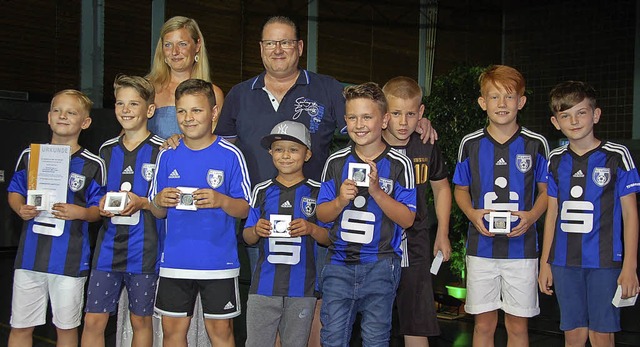 Senja Tpfer ehrte die Mannschaft U10 des SC Lahr mit der Jugendsportplakette.  | Foto: Wolfgang Beck