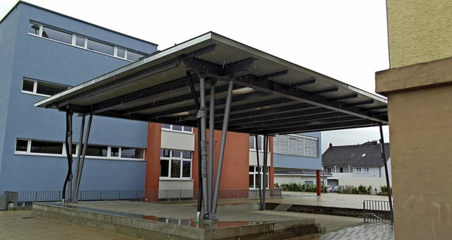 Die Pausenhofberdachung zwischen Alt- und Neubau der Murgtalschule ist fertig.   | Foto: Michael Gottstein