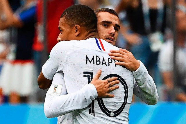 Antoine Griezmann (rechts) umarmt nach...fer Mannschaftskollegen Kylian Mbapp.  | Foto: AFP