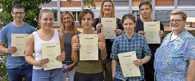 <BZ-FotoAnlauf>Gewerbeschule:</BZ-Foto...lussjahrgangs bei den Nahrungsberufen   | Foto: Schule