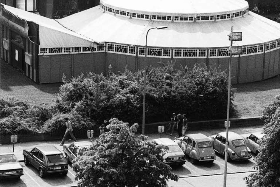 Das erste Zelt des Musikfestivals stand 1983 auf dem Platz der Alten Synagoge. (Foto: Heinz Wurzer)