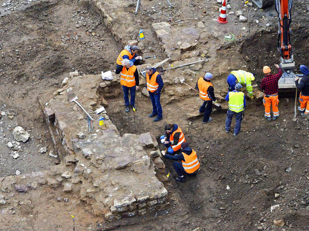 Bei den Bauarbeiten wurden Fundamentreste der Synagoge gefunden...