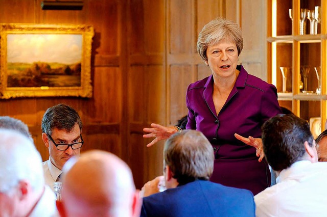 Die britische Premierministerin Theres...n Kabinetts auf dem Landsitz Chequers.  | Foto: dpa