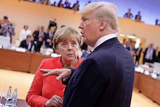 &#8222;Und wir sind die Deppen&#8220;: Trump im Gesprch mit Merkel.  | Foto:  Dpa