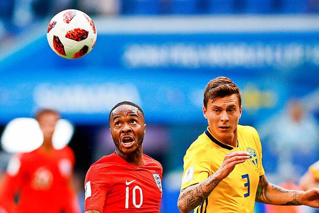 Raheem Sterling aus England (l) kmpft...Lindelf (r) aus Schweden um den Ball.  | Foto: dpa