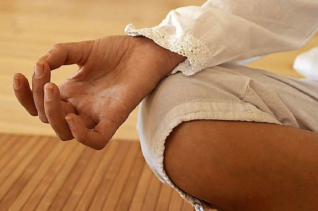 Auch Yoga-Kurse bieten die Volkshochschulen an.  | Foto: fotolia.com/vision images 