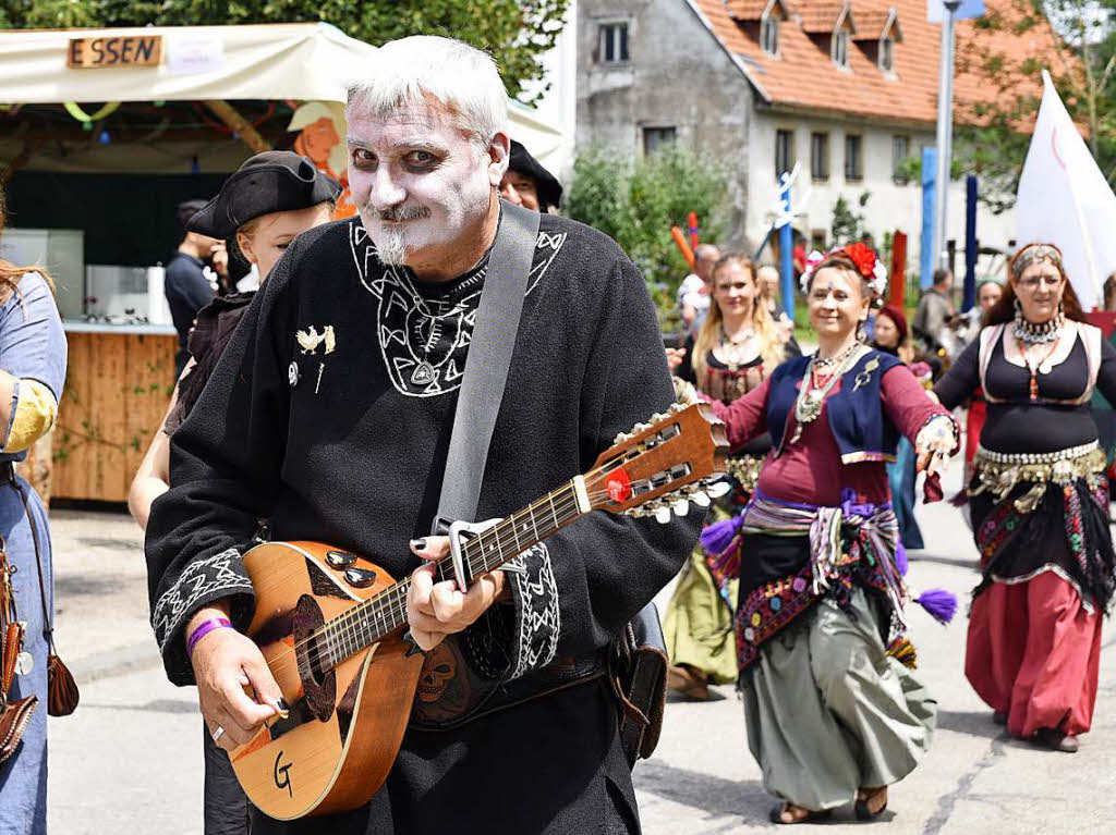 Ein Hauch von Mysticum drehte die Zeit fr wenige Tage zurck. Das Dorf wurde durch ein buntes Volk und ebenso buntes und kontrastreiches Programm in Beschlag genommen.