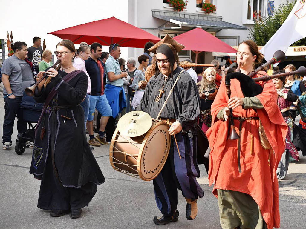 Ein Hauch von Mysticum drehte die Zeit fr wenige Tage zurck. Das Dorf wurde durch ein buntes Volk und ebenso buntes und kontrastreiches Programm in Beschlag genommen.