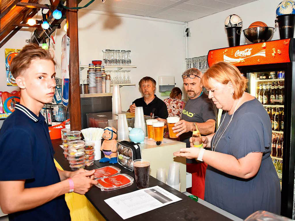 Hochbetrieb herrschte am Stand von Christian Mhlnickel, wo bei hochsommerlicher Hitze vor allem khles Bier nachgefragt wurde