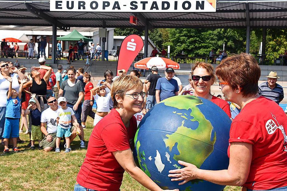 Große und kleine Besucher nutzten das Sommerwetter für Spiel und Spaß im Europastadion. (Foto: Martin Eckert)