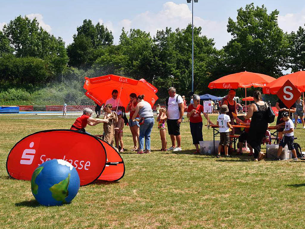 Groe und kleine Besucher nutzten das Sommerwetter fr Spiel und Spa im Europastadion.