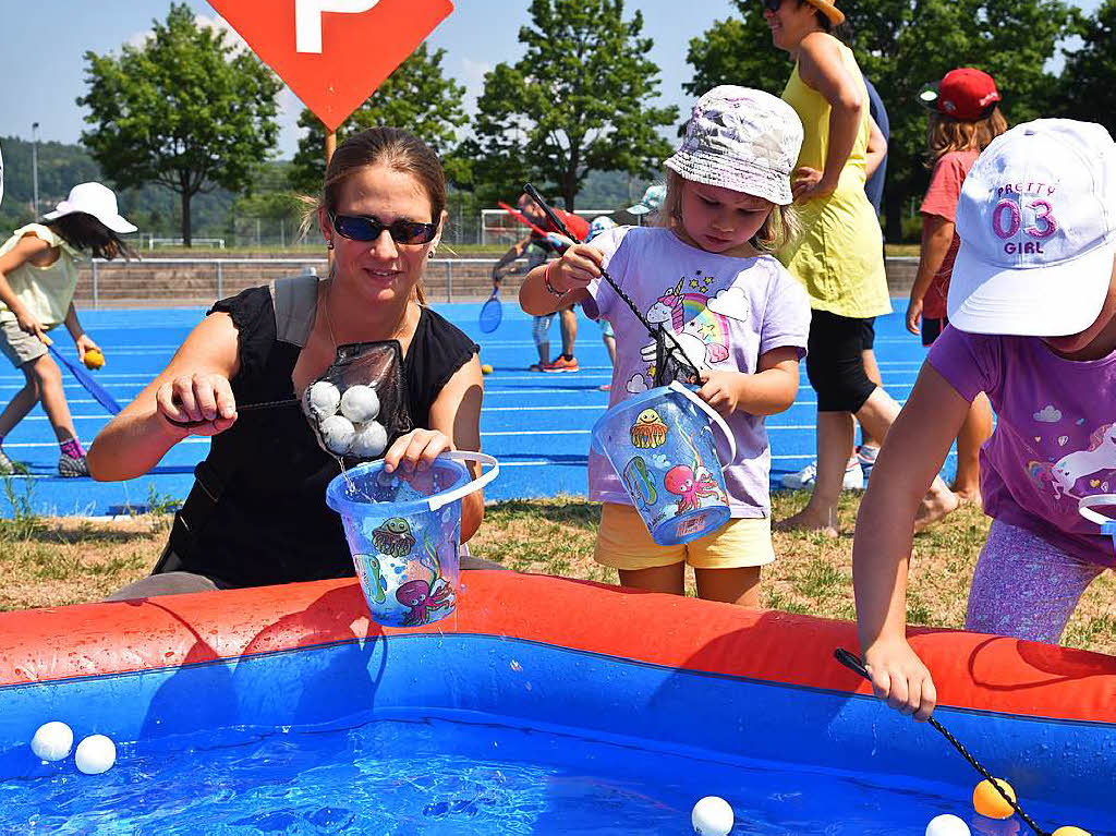 Groe und kleine Besucher nutzten das Sommerwetter fr Spiel und Spa im Europastadion.