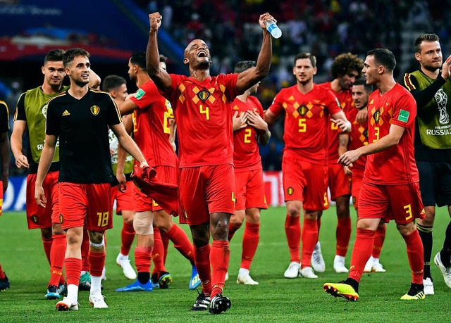 Die Belgier um Abwehrspieler Vincent Kompany (Nummer 4) freuen sich riesig.    | Foto:  dpa
