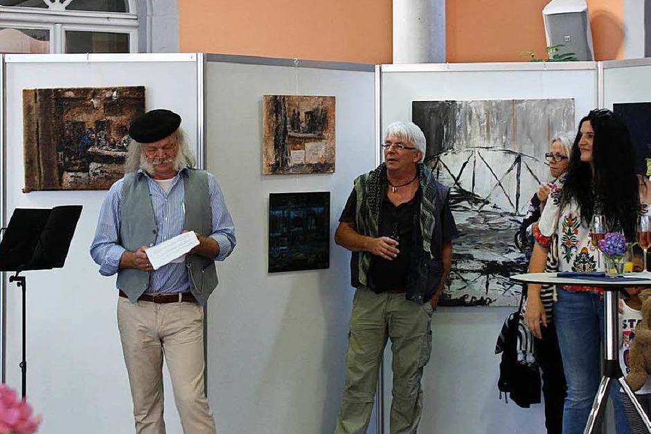 Gut besucht war die Vernissage zu den Riegeler Künstlertagen am Freitag, bei der Karl-Heinz Thiel (links) einleitende Worte sprach. (Foto: Christiane Franz) Gut besucht war die Vernissage zu den Riegeler Künstlertagen am Freitag, bei der Karl-Heinz Thiel (links) einleitende Worte sprach. (Foto: Christiane Franz)