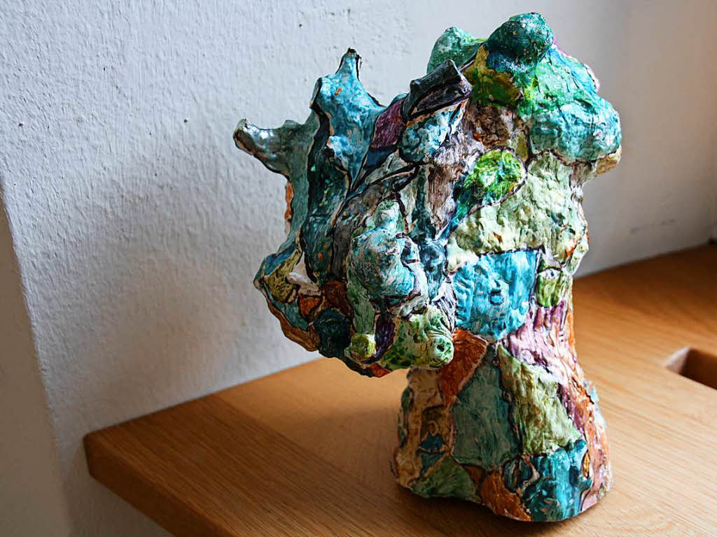 Ausstellung im Brgerhaus Alte Schule: Skulptur aus gerodetem Rebstock von Carmen Gukelberger