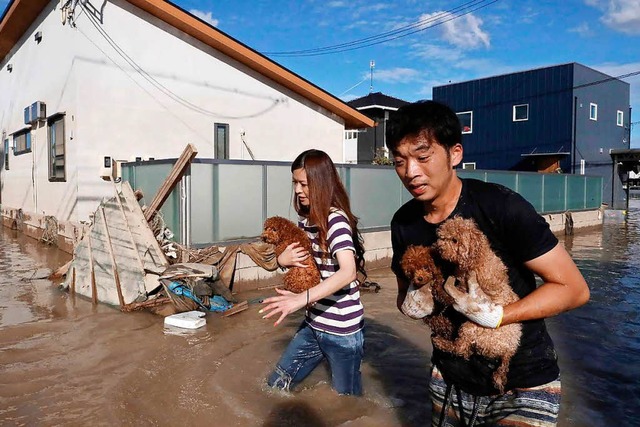 Einwohner bringen sich und ihre Hunde in Sicherheit  | Foto: AFP