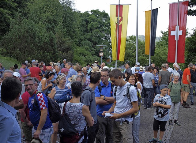Unter den Fahnen von Inzlingen, Baden-...rstelhalle die rund 300 Bannwanderer.   | Foto: Paul Schleer