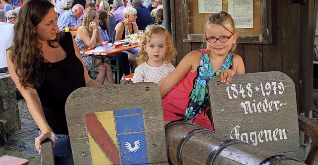 Das Kanonenfest in Niedereggenen ist b...(Bildmitte) auf die Kanone geklettert.  | Foto: Jutta Schtz