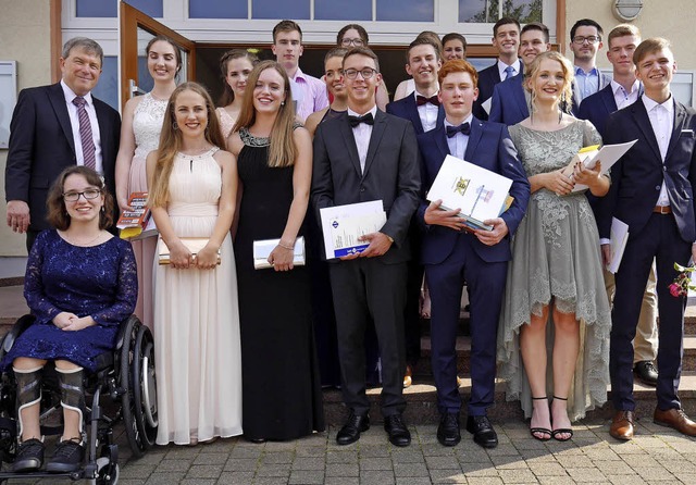 Diese Absolventen des Stdtischen Gymn...im nebenstehenden Artikel aufgefhrt).  | Foto: Schule