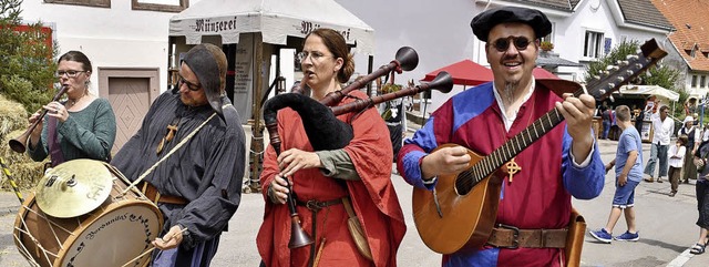 Sie entlocken ihren Instrumenten mittelalterliche Klnge.  | Foto: Philippe Thines