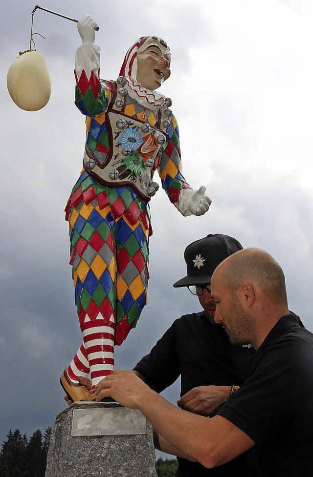 Der neue Brunneggs wird auf dem Brunn...c Schubnell (vorne) und Markus Reiner.  | Foto: Eva Korinth