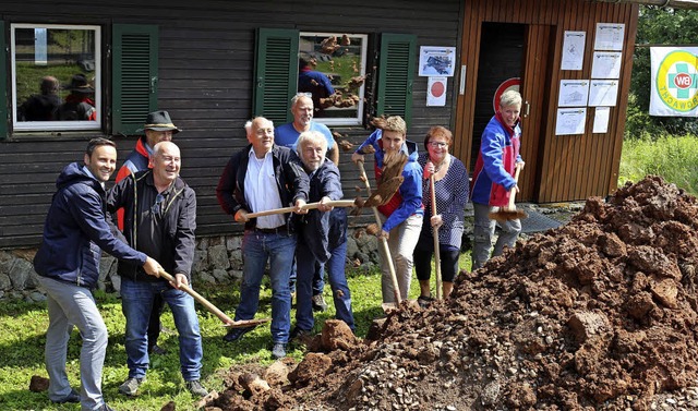 Das Bergwachtgebude auf dem Kandel wi.... li.) und Adrian Probst (3. v. re.).   | Foto: Karin Heiss