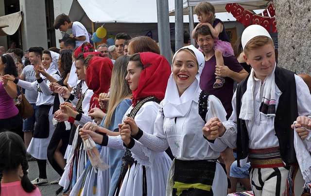 Die albanische Tanzschule Shota verzaubert den Markplatz mit gemeinsamem Tanz.   | Foto: Martina David-Wenk