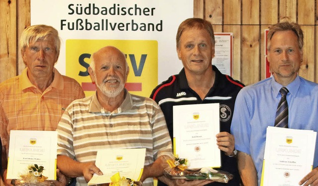 Ausgezeichnete Referees (von links): K...ersammlung in Lenzkich-Kappel geehrt.   | Foto: joachim hahne