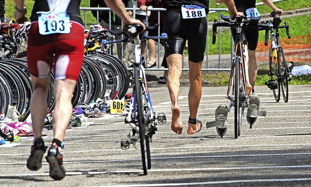 Nach dem 1500-Meter-Schwimmen im Schlu...noch zehn Kilometer  gelaufen werden.   | Foto: Patrick Seeger