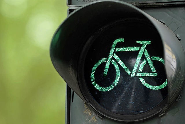 Vorfahrt frs Rad: ber Radschnellwege...er Flchenverbrauch gering ausfllt.    | Foto: dpa