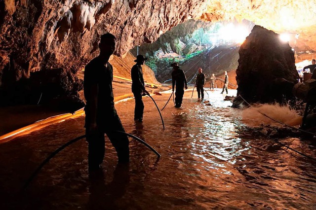 Das von der Royal Thai Navy zur Verfg...chluchen Wasser aus der Hhle saugen.  | Foto: Uncredited/Royal Thai Navy/dpa