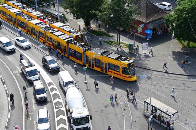 Alles andere als ein sicherer Fuweg fhrt ber den Aeschenplatz in Basel.   | Foto: Kathrin Ganter