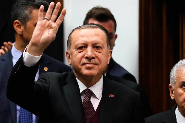 Im Handstreich entlie Erdogan ber 18000 Staatsbedienstete.  | Foto: AFP