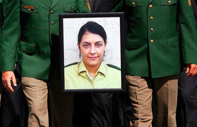 Polizisten erweisen 2007 mit einem Tra... ermordeten Kollegin  die letzte Ehre.  | Foto: dpa