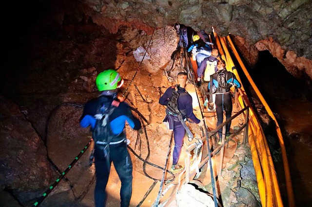 Insgesamt sind etwa 90 Taucher im Einsatz  | Foto: dpa