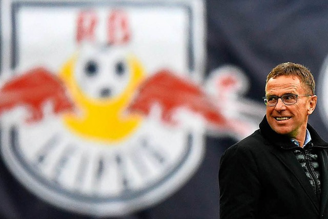 RB Leipzig Sportdirektor Ralf Rangnick...ben dem Logo des Vereins. (Archivbild)  | Foto: dpa