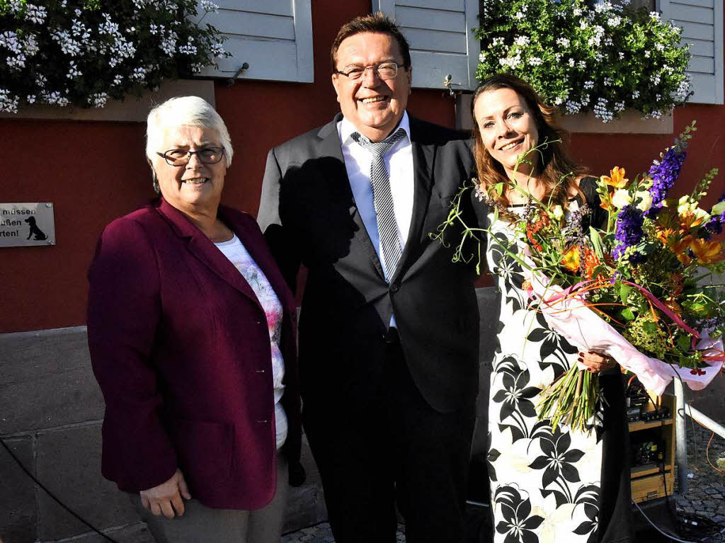 Gratulation von Iris Schillinger (links) fr den wiedergewhlten Hartwig Buhardtt und Blumen fr die Lebenspartnerin Nicole Wildelau