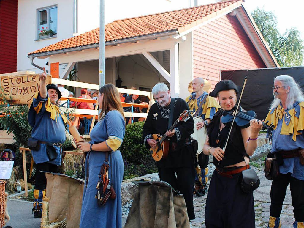 Mittelalterspektakel: Mittelalterliche Lieder, internationaler Folk, Sauf- und Gesellenlieder brachte die lustigen Spielleute von Skadefryd zu Gehr.