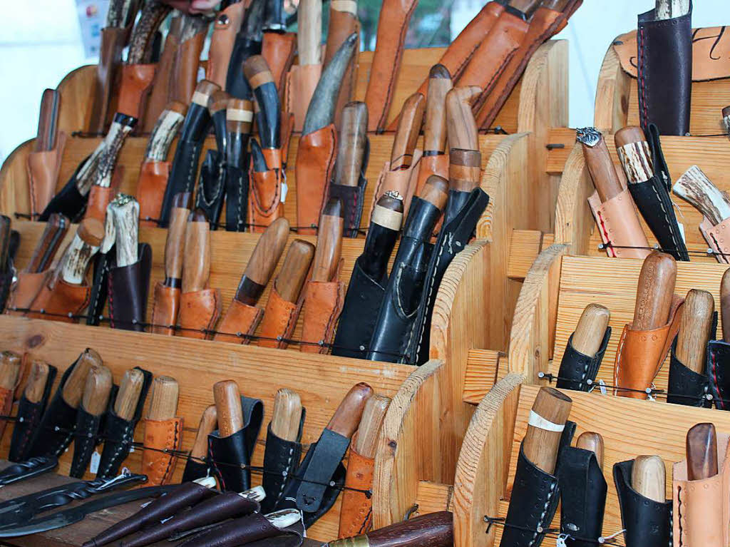 Messer in allen Gren und fr alle Zwecke gab`s beim Mittelaltermarkt.