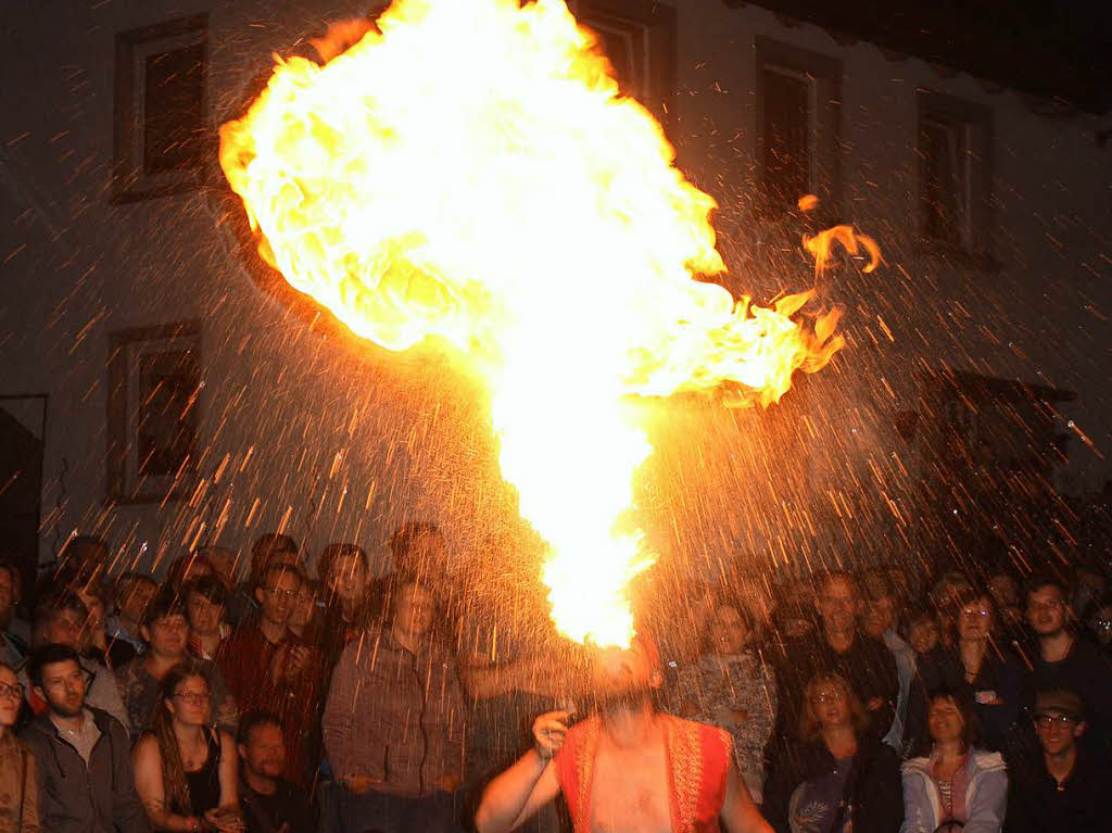 Mittelalterspektakel: Spektakulre Schwertkmpfe und Feuershows zeigten die Mitglieder des Mittelaltervereins Castra Vita