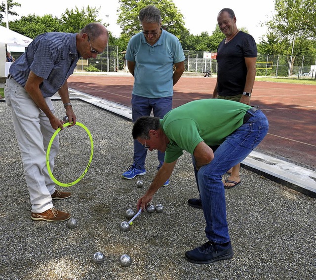 Beim Boule geht es auch um Zentimeter  | Foto: Georg Vo