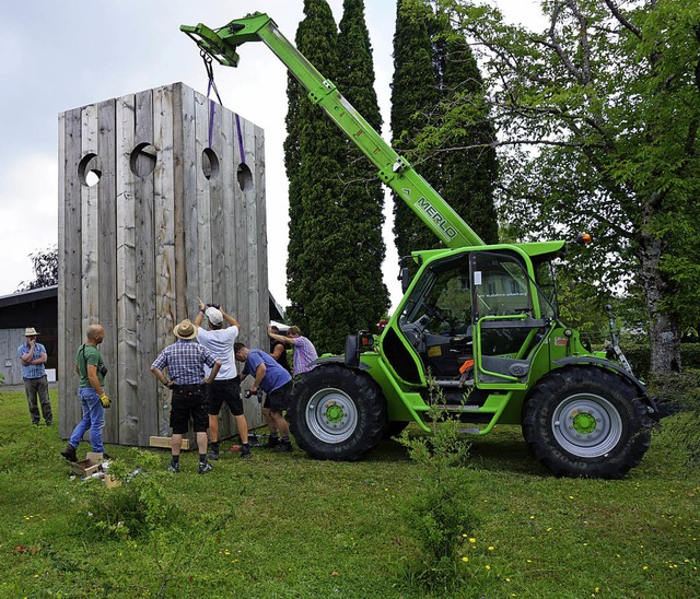 Das Aufstellen der Skulptur &#8222;Orb...ke vom Papstbesuch in Freiburg passte.  | Foto: Sackmann