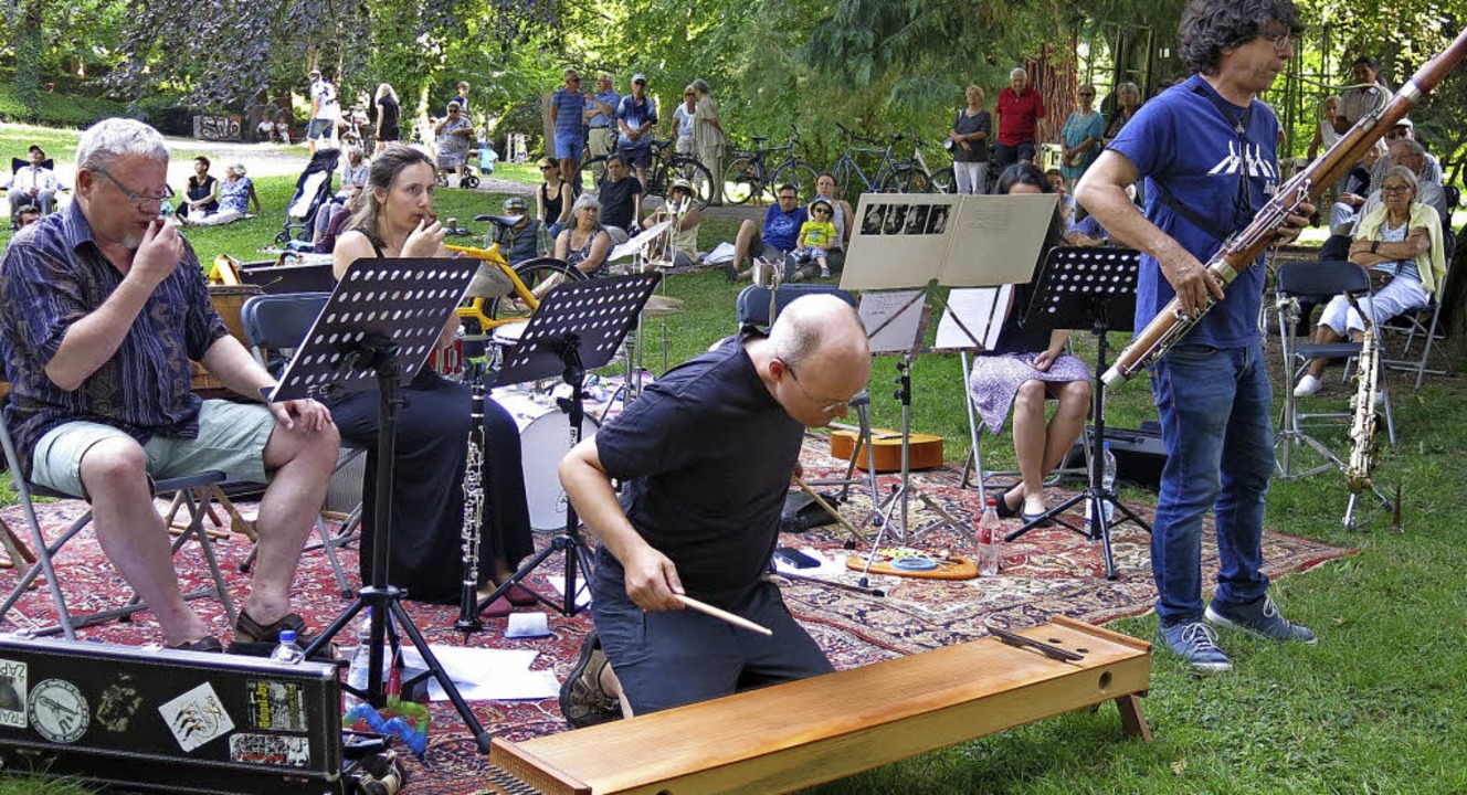 Des Apfels Kern mit Pavillon-Klngen im Stadtgarten  | Foto: Georg Vo